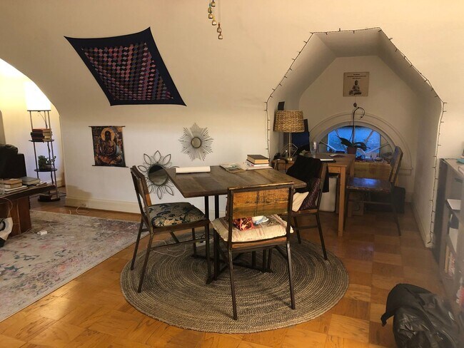 Building Photo - 720 Gladstone Ave