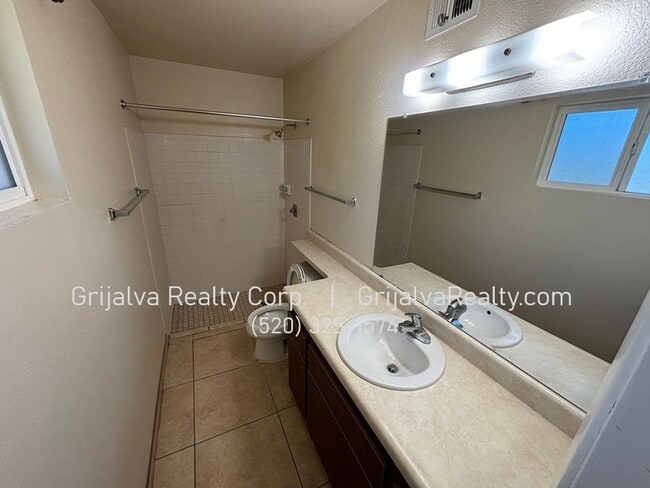 Building Photo - Beautiful 3 Bedroom, 2 Bath Eastside House (Escalante/Camino Seco)