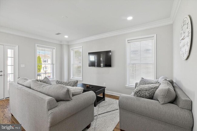 Building Photo - 36 Evergreen Ln