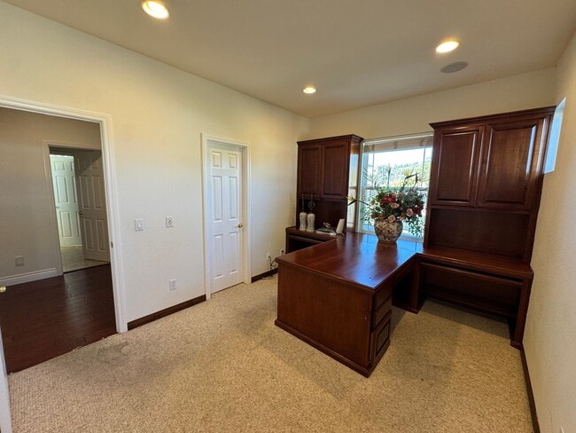 Building Photo - 5 Bedroom Luxury home