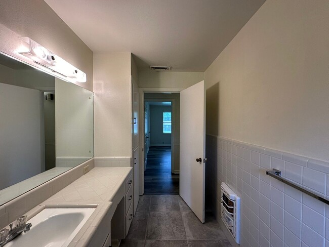 Building Photo - Beautiful 3 Bed 2 Bath in the Heart of Tyler!
