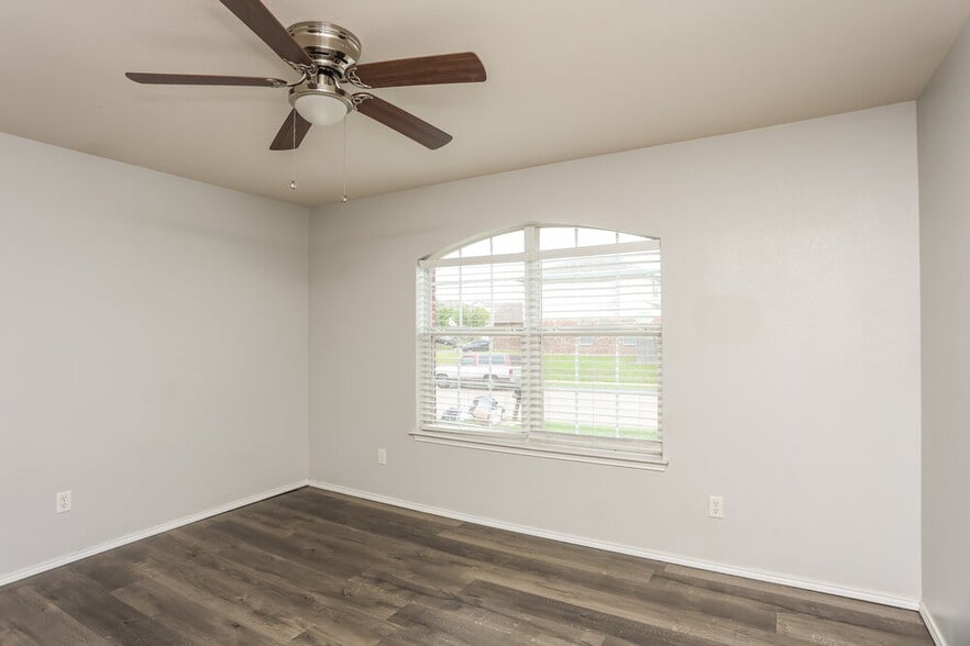 Building Photo - 433 Heritage Dr