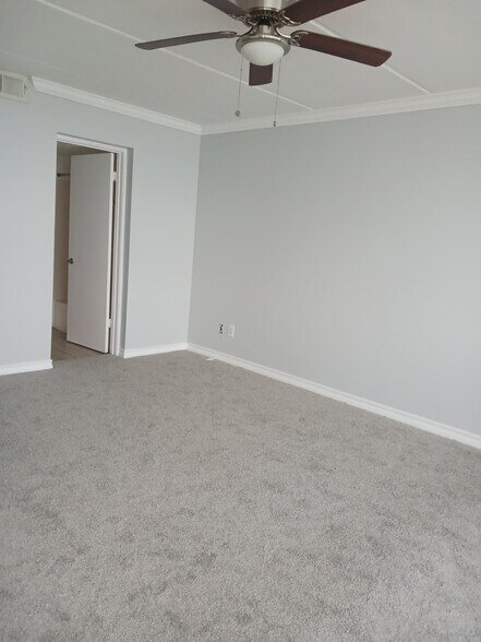 Building Photo - 4334 Ocean Dr