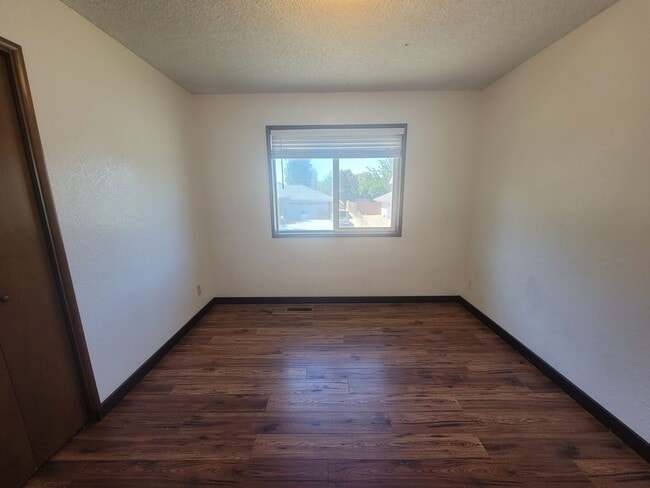 Building Photo - Stylish Split-Level in Central Kennewick w...