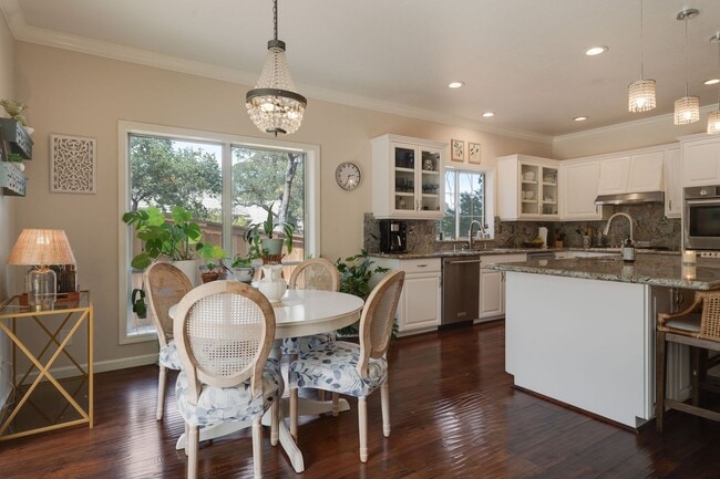 Building Photo - Luxury 4BR Home with Pool & Outdoor Kitche...