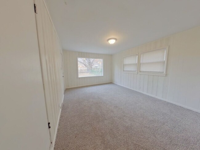 Building Photo - 3 Bedroom Home