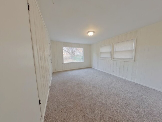 Building Photo - 3 Bedroom House