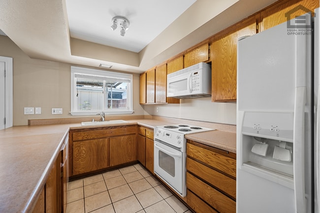 Building Photo - 2Bed/1.5Bath Townhome at 15th Ave/Camelback! Ready for Immediate Move-In!