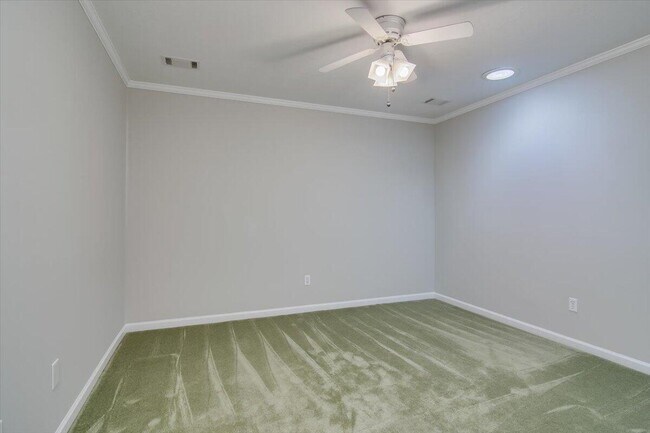 Building Photo - 702 Lakeside Landing Ct