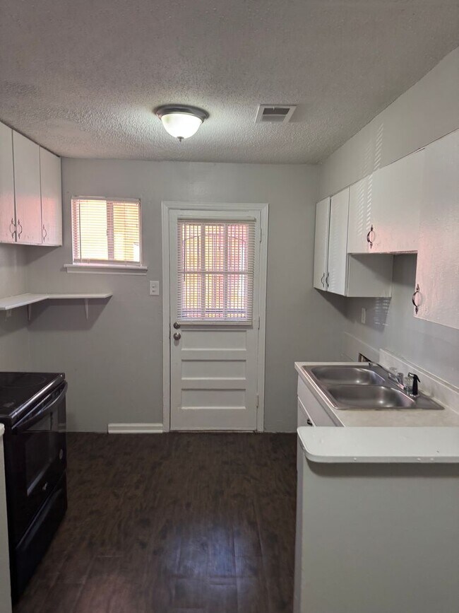 Building Photo - 996 S Highland St