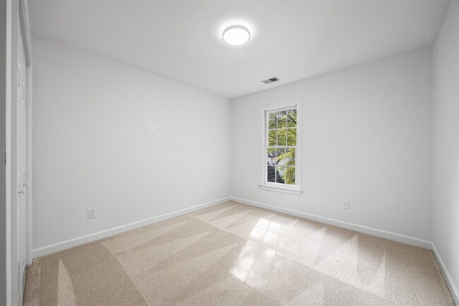 Building Photo - Prime Charlotte Location!