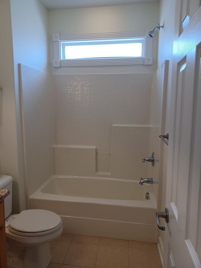 Building Photo - Spacious 4 Bedroom in Chics Beach