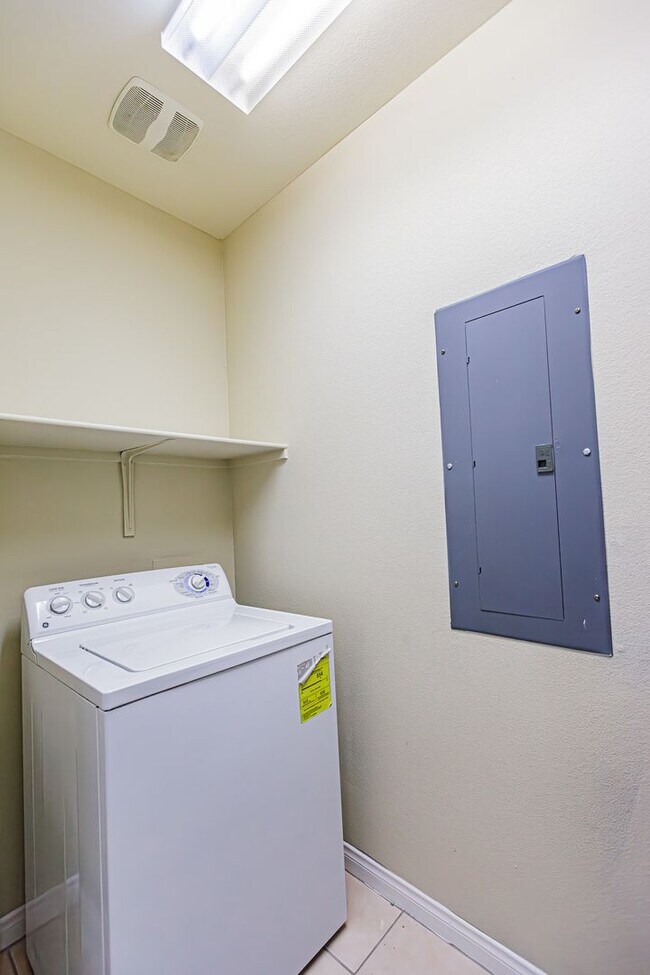 Building Photo - Top Floor 2 Bedroom Condo Located in Manha...
