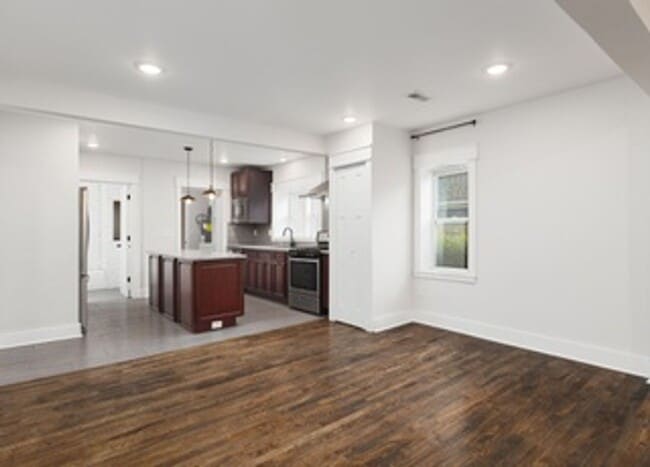 Building Photo - 1620 14th Ave N