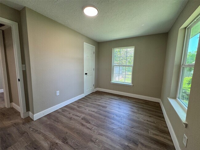Building Photo - 9006 Elm St