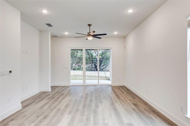 Building Photo - 2000 Kit Cir