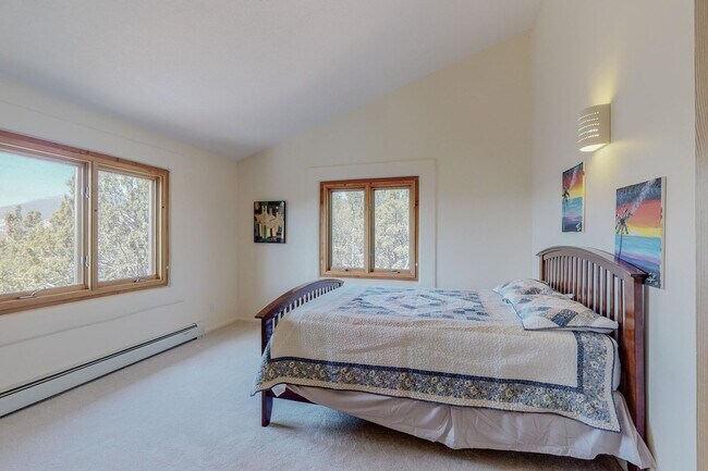 Building Photo - Views! Beautiful 3 bedroom mountain retrea...