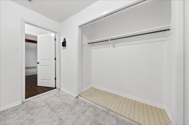 Building Photo - 5025 Romford Dr