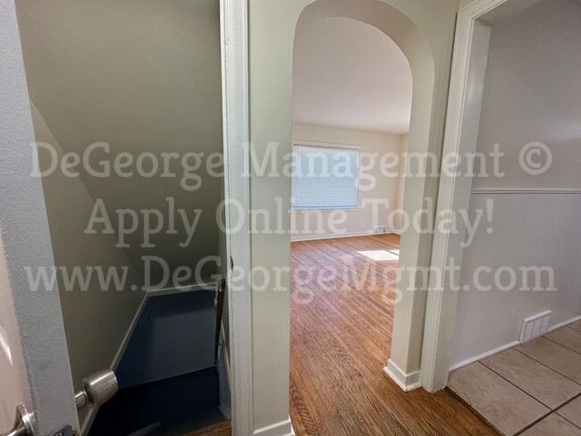 Building Photo - Gorgeous Spacious 4 Bedroom 1.5 Bath Singl...