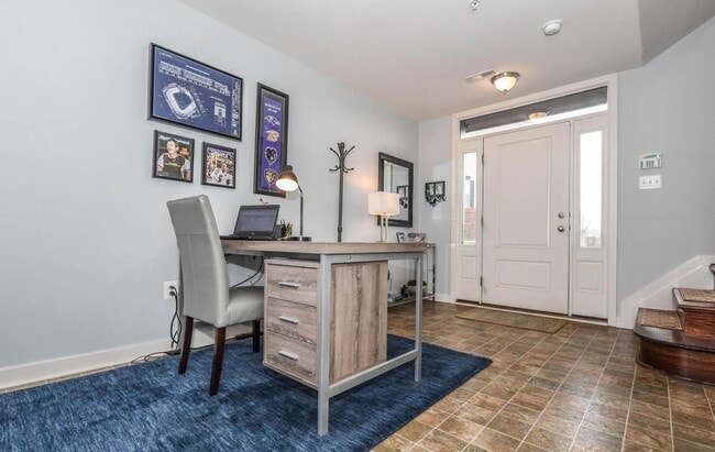 Building Photo - Stylish townhouse in ideal Frederick locat...