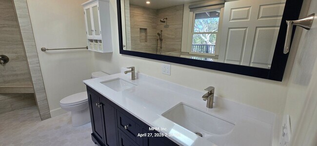 Building Photo - large custom home with peek a boo ocean views