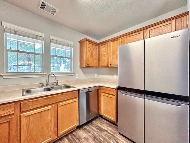 Building Photo - Charming 3BR/2BA Two-Level Home with Cover...