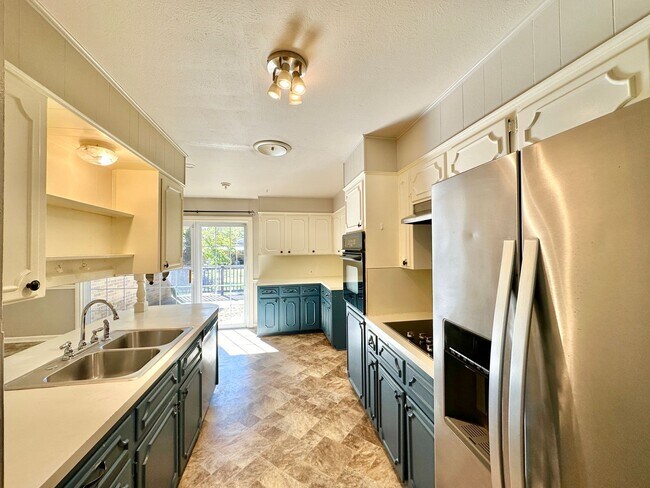 Building Photo - Viewable Now!