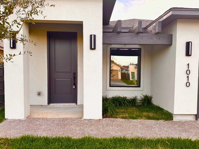 Building Photo - 1012 amezquita Dr