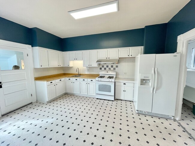 Building Photo - Wonderful Light and Bright Top Floor 2BR/1...