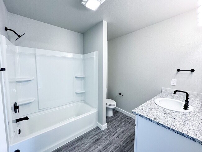 Building Photo - Newer Home in Burgamy Park!