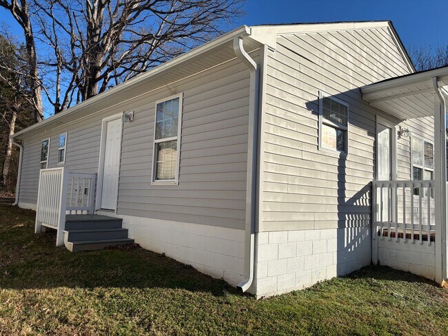 Building Photo - NEWLY RENOVATED 3 BED, 2 BATH HOME IN HIGH POINT!