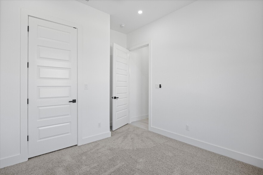 Building Photo - 2057 Glenhollow Dr
