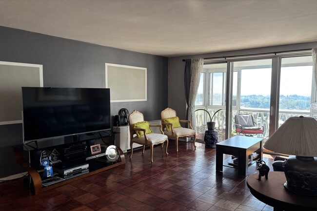 Building Photo - 2000 Linwood Ave