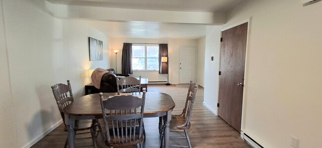 Building Photo - Newly Redone 2 Bed/1 Bath Apartment in Eli...