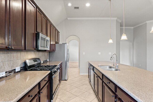 Building Photo - Spacious Home on Oversized Lot in Fort Ben...