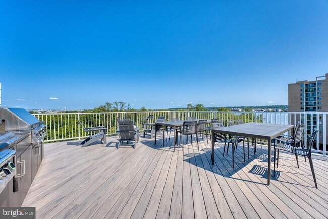 Building Photo - 635 Slaters Ln