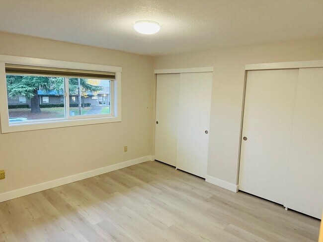 Building Photo - Charming Updated & Spacious Condo in a Peaceful Setting
