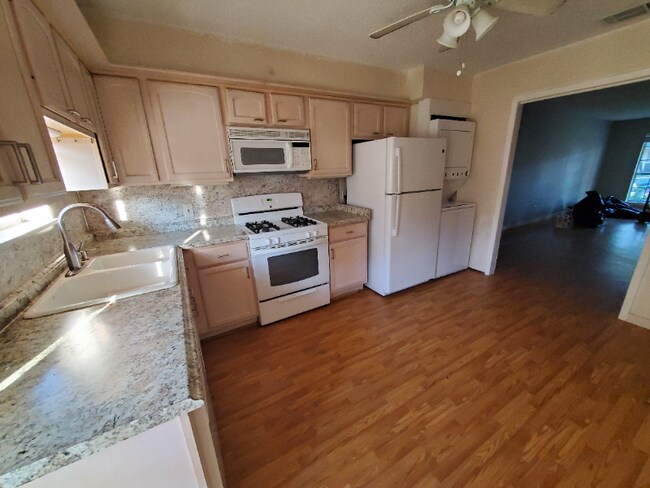 Building Photo - 1016 E Tri Oaks Ln