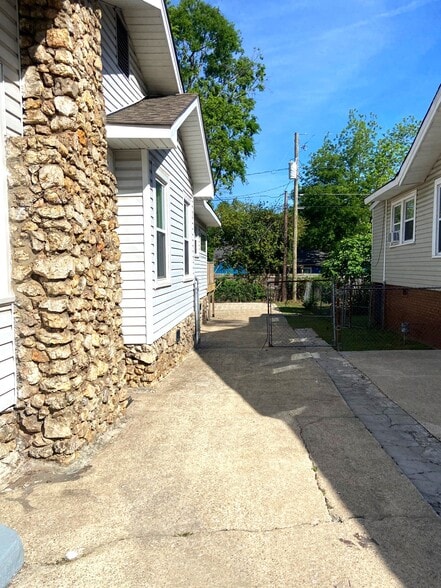 Building Photo - 508 10th Ct S