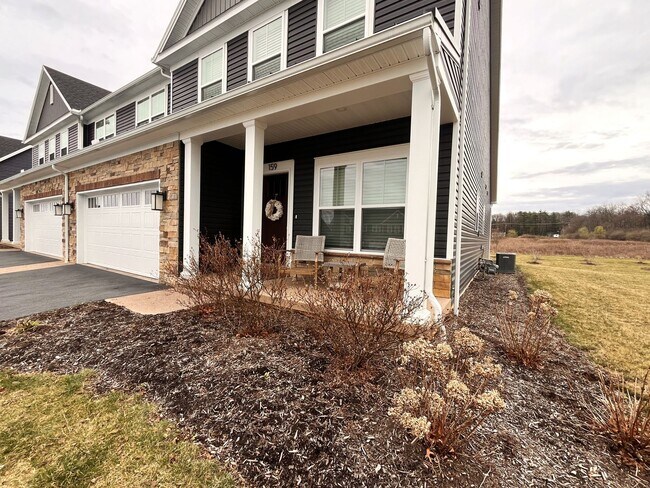 Building Photo - 4 Bedroom, 3.5 Bathroom Townhouse