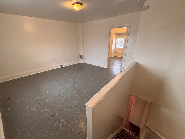 Building Photo - 738 W Poplar St