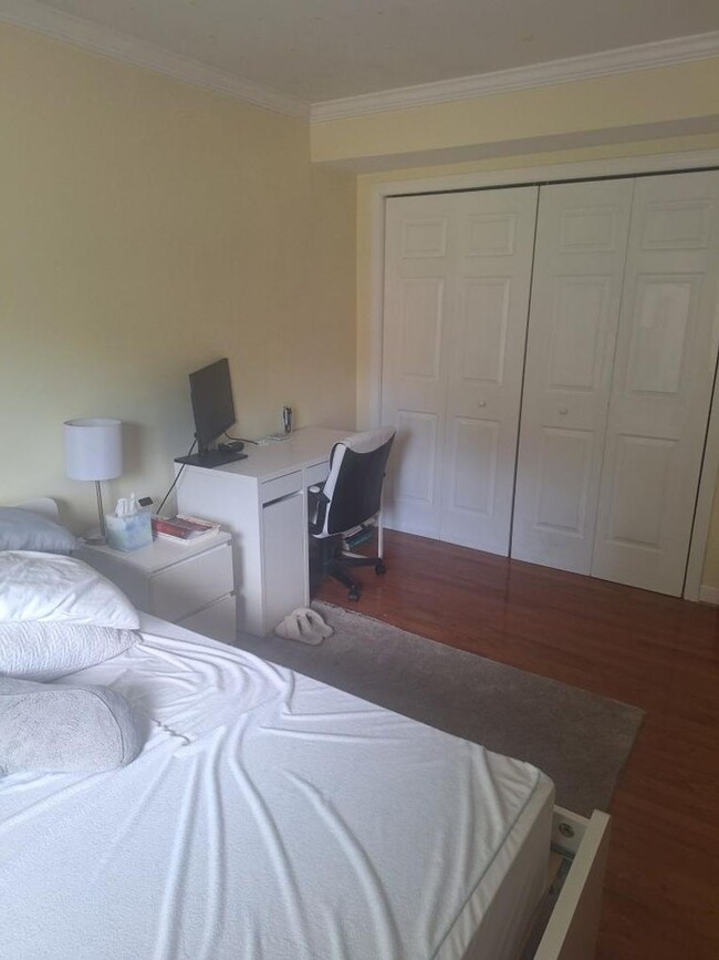 Building Photo - Large, newer, pet friendly 3 bed with all ...