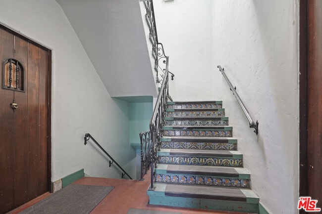 Building Photo - 201 S Poinsettia Pl