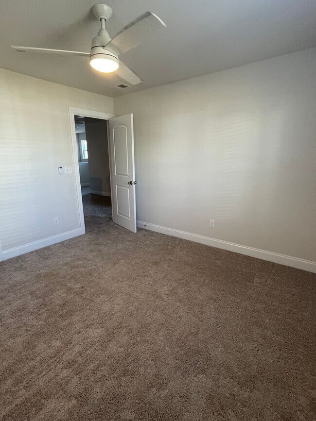 Building Photo - 1520 Henderson Pt Aly