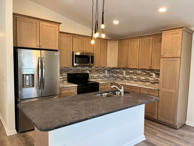 Building Photo - 245 Lakeshore Dr