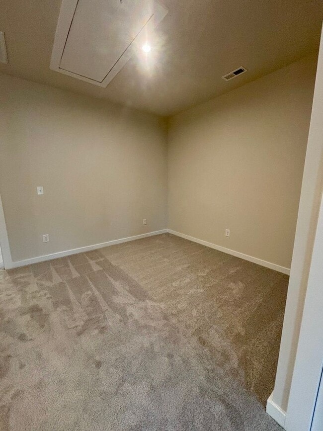 Building Photo - Beautiful, New Construction Townhouse in Griffith Lakes