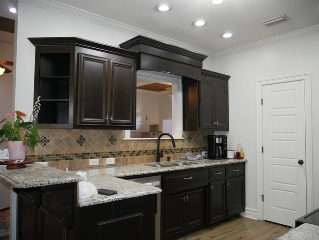 Building Photo - 4 bedroom home in Crestwood S/D