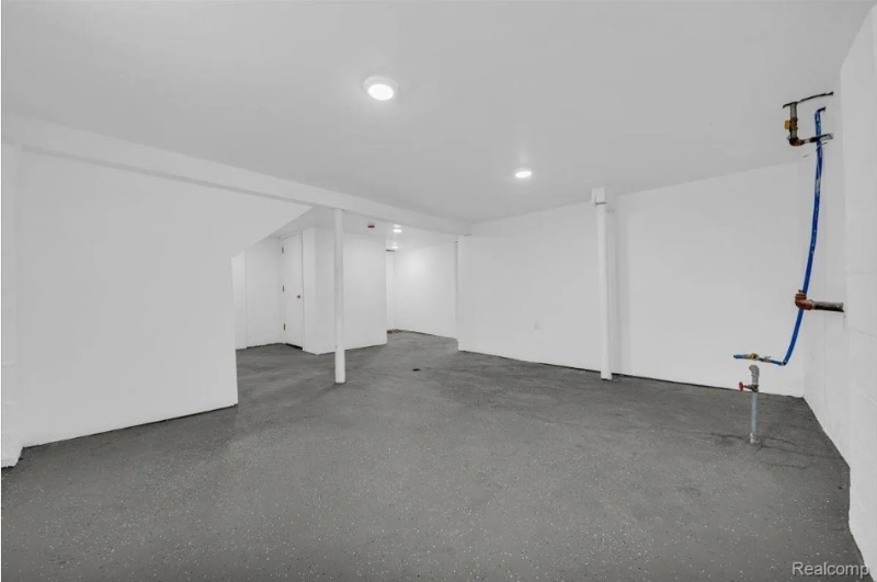 Building Photo - 15907 Blackstone St