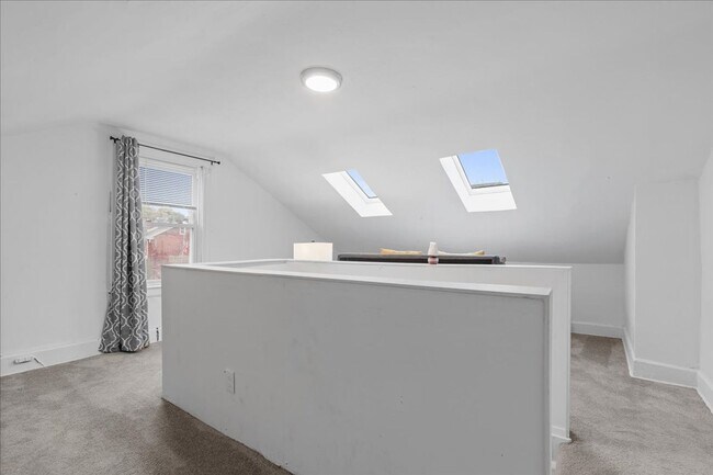 Building Photo - Renovated 3-bed, 2.5-bath house in Heart o...