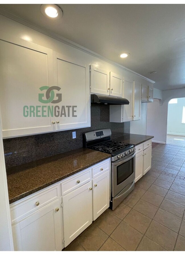 Building Photo - BEAUTIFUL 3 BEDROOM 2 BATH HOME MOVE IN RE...
